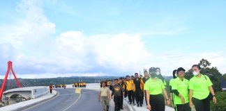 Pererat Sinergitas, TNI/Polri Kabupaten Samosir Olahraga Bersama Pemkab Samosir Personel Polres Samosir, Kodim 0210/TU - Koramil Kabupaten Samosir dan pegawai Pemerintah Kabupaten Samosir melaksanakan olah raga bersama di saat melakukan jalan santai di Pangururan, Selasa (02/05) F, Polres Samosir