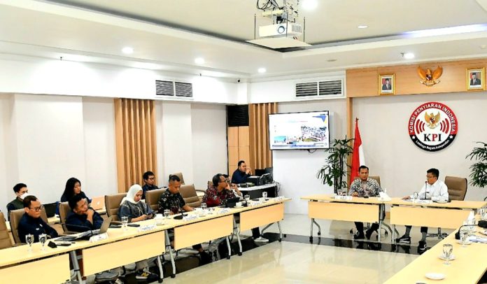 Kepala Dinas Komunikasi dan Informatika Provinsi Kepri Hasan bersama Ketua Komisi Penyiaran Indonesia Daerah KPID Kepri Hengky Mohari melakukan kordinasi dengan Ketua Komisi Penyiaran Indonesia (KPI) Pusat Ubaidillah berserta jajarannya di ruang pertemuan Kantor KPI Pusat Jakarta, Rabu (3/5) f, Diskominfo Kepri
