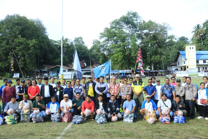Bupati Samosir, Vandiko Timotius Gultom foto bersama dengan perwakilan peserta Bupati Cup Kabupaten Samosir 2023 di Tanah Lapang Pangururan, Kamis 04/05 F, Diskominfo Samosir