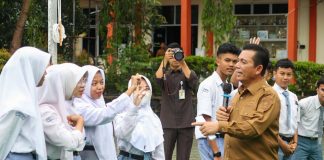Gubernur Ansar Resmikan Rumdin Guru dan Beri Motivasi Kepada Siswa di SMAN 1 Kijang Gubernur Kepri, Ansar Ahmad melakukan kunjungan ke SMAN 1 Kijang yang disejalankan Silaturahmi bersama insan pendidikan Kabupaten Bintan beserta peserta didik SMAN 1 Kijang, Bintan, Senin (08/05) F, Diskominfo Kepri