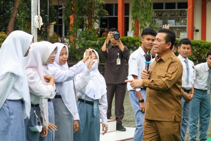 Gubernur Kepri, Ansar Ahmad melakukan kunjungan ke SMAN 1 Kijang yang disejalankan Silaturahmi bersama insan pendidikan Kabupaten Bintan beserta peserta didik SMAN 1 Kijang, Bintan, Senin (08/05) F, Diskominfo Kepri