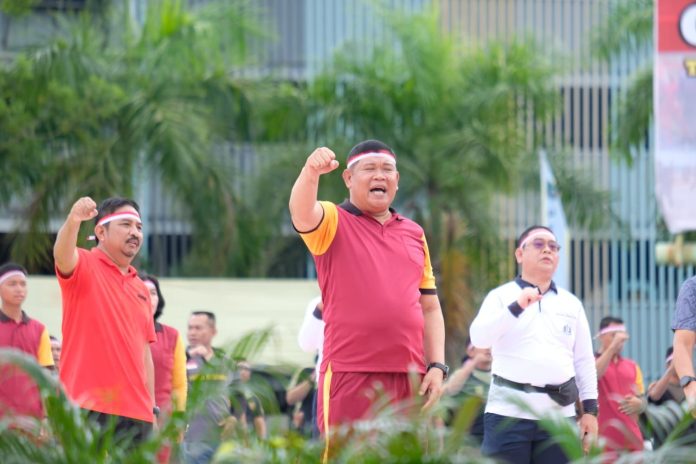 Kapolda Kepri Irjen Pol. Drs. Tabana Bangun saat mengikuti kegiatan olahraga bersama TNI-Polri dengan Forkopimda Provinsi Kepri, Forkopimda Kota Batam, serta Insan Pers di Alun-alun Engku Putri, Selasa (8/5) F, Polda Kepri