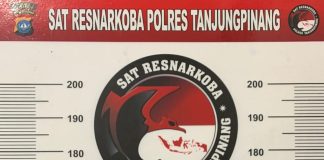 Dapat info dari Warga, Sat Res Narkoba Polresta Tanjungpinang Tangkap Pria ini di Tanjungpinang Polresta Tanjungpinang menangkap pelaku kasus narkoba di Jalan Kuantan Putri Ledang 11 Kelurahan Melayu Kota Piring Kecamatan Tanjungpinang Timur, Selasa (09/05) F,Polresta Tanjungpinang