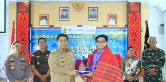 Bupati Samosir Launching Aplikasi Pajak dan Retribusi Daerah SIADAPARI. Bupati Samosir Vandiko T. Gultom secara resmi melaunching aplikasi pajak dan retribusi Daerah SIADAPARI (Sistem Informasi Administrasi Daerah, Pajak dan Retribusi) di aula Kantor Bupati Samosir, Senin (25/5) F, Diskominfo Samosir