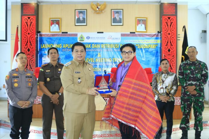 Bupati Samosir Vandiko T. Gultom secara resmi melaunching aplikasi pajak dan retribusi Daerah SIADAPARI (Sistem Informasi Administrasi Daerah, Pajak dan Retribusi) di aula Kantor Bupati Samosir, Senin (25/5) F, Diskominfo Samosir