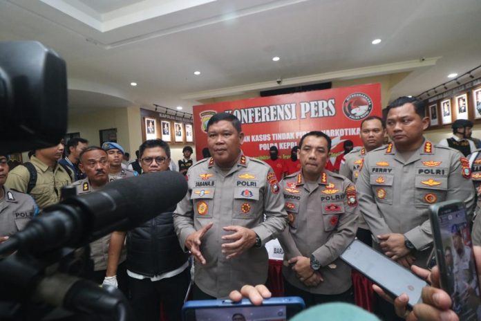 Kapolda Kepri Irjen Pol. Drs. Tabana Bangun saat memimpin konferensi pers ungkap kasus Tindak Pidana narkotika dan obat/ bahan berbahaya (narkoba) di Lobby Mapolda Kepri, Senin (15/5) F, Polda Kepri