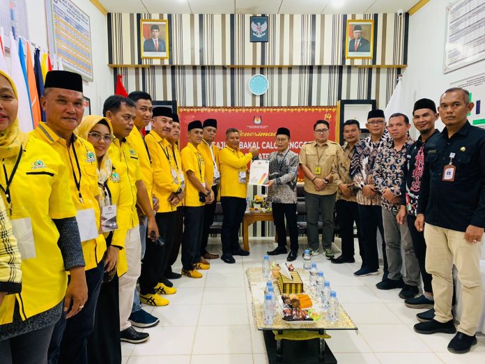 DPD Partai Golkar Kabupaten Lingga targetkan delapan kursi bisa diraih di pemilihan legislatif 2024 nanti. Golkar juga sudah mendaftarkan 25 calon DPRD ke KPU, Minggu (15/4) untuk pemilihan anggota DPRD Lingga F, Golkar