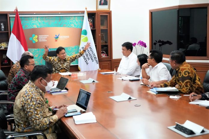 Bupati Samosir, Vandiko T. Gultom meminta Menteri Kesehatan RI Budi Gunadi Sadikin meningkatkan pelayanan kesehatan di Kabupaten Samosir di ruang kerjanya, Jakarta, Rabu (17/05) F,Diskominfo Samosir