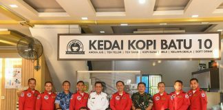 Gubernur Ansar Inginkan adanya Kerjasama JAT dan Kepri Kembangkan Potensi Aerowisata di Kepri Jupiter Aerobatic Team (JAT) TNI Angkatan Udara dijamu oleh Gubernur Kepri H. Ansar Ahmad yang dikemas dengan Coffee Morning Bersama di Kedai Kopi Batu 10, Tanjungpinang, Rabu (17/05) F,Diskominfo Kepri
