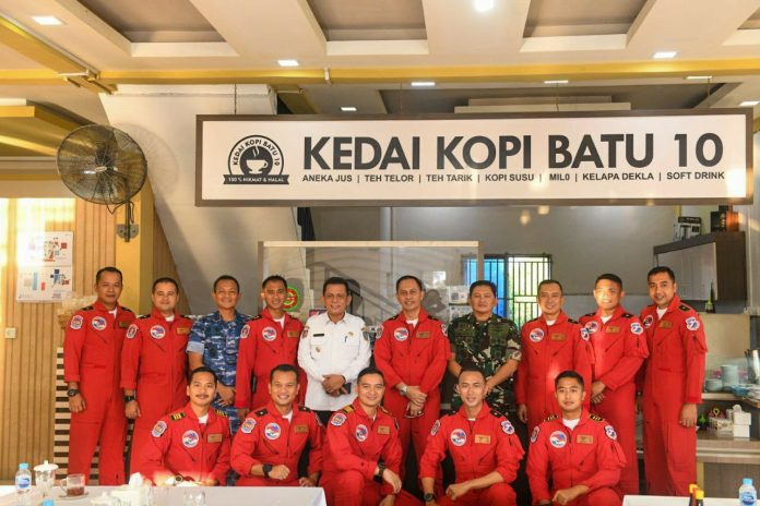 Jupiter Aerobatic Team (JAT) TNI Angkatan Udara dijamu oleh Gubernur Kepri H. Ansar Ahmad yang dikemas dengan Coffee Morning Bersama di Kedai Kopi Batu 10, Tanjungpinang, Rabu (17/05) F,Diskominfo Kepri