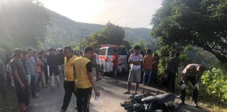 Joynardo Habeahan Meninggal setelah Tabrak Pick-up yang Sedang Parkir Unit Laka Sat Lantas Polres Samosir saat berada di TKP di Jalan Protokol Limbong Desa Sarimarrihit Kecamatan Sianjur Mula-mula Kabupaten Samosir, Jumat (19/05) F, Polres Samosir