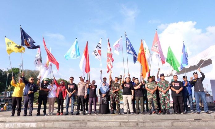 Wali Kota Tanjungpinang, Rahma saat mengikuti parade obor demokrasi yang digelar Badan Pengawas Pemilu (Bawaslu) Kota Tanjungpinang, Sabtu (20/5) pagi F,Diskominfo Samosir