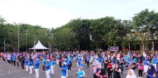 Tingkatkan Pola Hidup Sehat, Road Show Senam Gurindam Digelar di Tanjungpinang Kegiatan Road Show Senam Gurindam mulai digelar di Tanjungpinang. Kegiatan yang pertama kali digelar ini dihadiri Wali Kota Tanjungpinang, Rahma di halaman terminal Sei Carang, Bintan Center, Minggu (21/5) F,Pemko Tanjungpinang