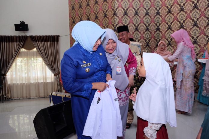 Wali Kota Tanjungpinang, Rahma mengatakan pemerintah kota Tanjungpinang tetap melaksanakan program pengadaan baju seragam gratis untuk peserta didik baru di tingkat SD dan SMP tahun ajaran baru 2023/2024 f,Diskominfo Tanjungpinang