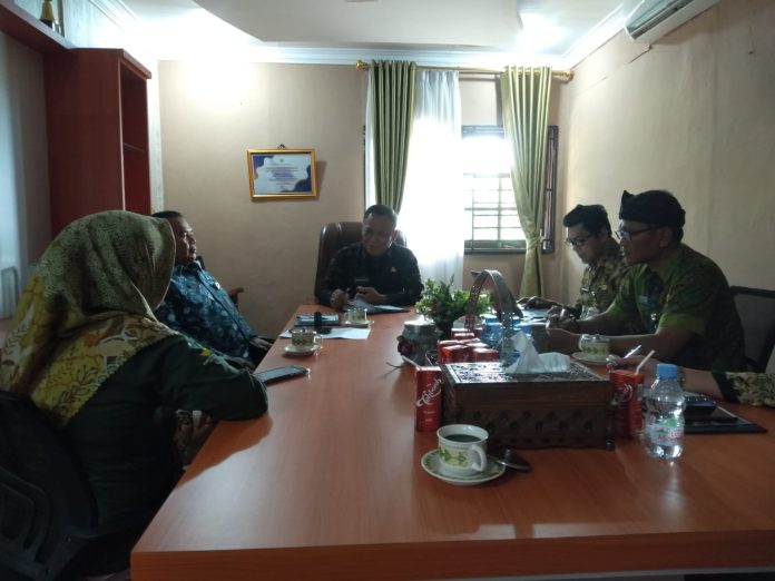 Wakil Wali Kota Tanjungpinang, Endang Abdullah  minta Dinas Sosial memastikan keakuratan data keluarga miskin di Tanjungpinang. Sebab dengan berbagai program yang telah dilaksanakan, diyakini angka kemiskinan ekstrim di Kota Tanjungpinang tidak sampai mencapai angka 12.386 kepala keluarga (KK) F,Diskominfo Tanjungpinang