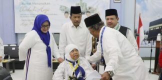 Lepas JCH Kloter III, HMR & Marlin Bantu Dorong Kursi Roda Calon Haji Sampai Pintu Keberangkatan Wali Kota Batam/Kepala Badan Pengusahaan Batam H Muhammad Rudi (HMR), bersama Wakil Gubernur Kepulauan Riau Hj Marlin Agustina, ikut turun tangan membantu mendorong kursi roda seorang JCH perempuan asal Kota Tanjungpinang, hingga ke pintu keluar pemberangkatan, Kamis (25/5) F, Pemko Batam