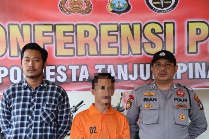 Polsek Tanjungpinang Kota Polresta Tanjungpinang berhasil menangkap satu orang pelaku pencurian kabel genset empat unit di Hotel Merlin wilayah Polsek Tanjungpinang Kota. Hal ini disampaikan Kapolsek Tanjungpinang Kota, AKP Susetyo saat Konferensi Pers di Polsek Tanjungpinang Kota, Kamis (25/05) F,Polresta Tanjungpinang