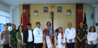 Peduli dan Tanggungjawab Akan Perlindunhan Anak, Komnas HAM Beri Penghargaan untuk Pemkab Samosir Ketua Komnas Perlindungan Anak, Arist Merdeka Sirait foto bersama dengan Bupati Samosir, Vandiko Timotius Gultom, Wakil Bupati Samosir, Martua Sitanggang dan Forkopimda foto bersama di Aula Kantor Bupati Samosir, Kamis (25/05) f,Diskominfo Samosir