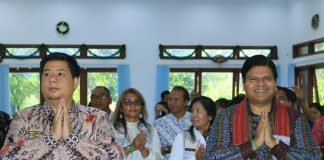 Bupati Samosir Vandiko T. Gultom, CEO PT. Indonesia WISE Amol Titus saat menghadiri seminar pariwisata berkelanjutan bersama multi pemangku kepentingan bertemakan "Pure Toba - Toba Murni" di Rogate Beach Hotel, Kecamatan Simanindo, Kabupaten Samosir, Jumat (26/5) f,Diskominfo Samosir