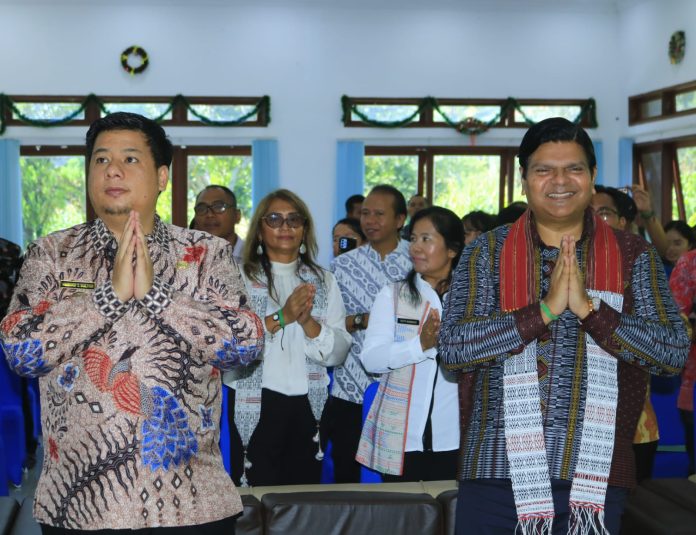 Bupati Samosir Vandiko T. Gultom, CEO PT. Indonesia WISE Amol Titus saat menghadiri seminar pariwisata berkelanjutan bersama multi pemangku kepentingan bertemakan 