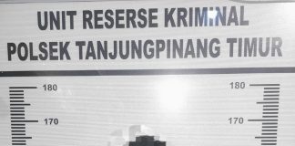Curi Ponsel dari Rumah, Seorang Mahasiswa Ditangkap Polisi Unit Reskrim Polsek Tanjungpinang Timur Polresta Tanjungpinang berhasil meringkus seorang mahasiswa pelaku kasus tindak pidana pencurian dengan pemberatan di Kampung Banjar Air Batu Tanjungpinang, Kelurahan Air Raja Kecamatan Tanjungpinang Timur, Kota Tanjungpinang, Jumat (26/05) F,Polresta Tanjungpinang