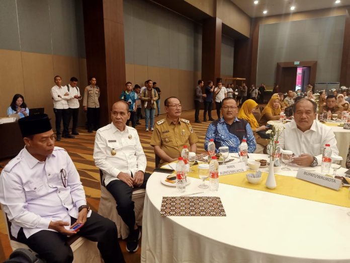 Wakil Bupati Samosir Martua Sitanggang menghadiri forum konsolidasi Percepatan Penurunan Stunting (PPS) dan rembuk stunting Provinsi Sumatera Utara di Hotel Santika Dyandra, Senin (30/05) F,Diskominfo Samosir