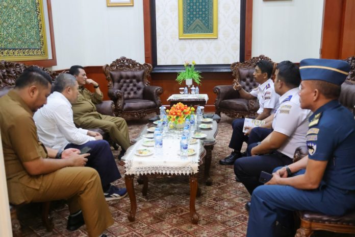 Kepala KSOP Tanjungpinang, Ridwan Chaniago saat bersilaturahmi dengan Gubernur Kepulauan Riau H. Ansar Ahmad bersilaturahmi di Gedung Daerah Tanjungpinang pada Selasa (30/5) F, Diskominfo Kepri