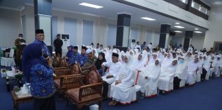 Pelepasan 214 Jemaaah Calon Haji dari Tanjungpinang Ditandai Prosesi Tepuk Tepung Tawar Wali Kota Tanjungpinang, Rahma melakukan langsung pelepasan pemberangkatan kepada 214 JCH Kota Tanjungpinang di Aula Sultan Sulaiman Badrul Alamsyah Kantor Wali Kota Senggarang, Senin (22/5) F,Pemko Tanjungpinang