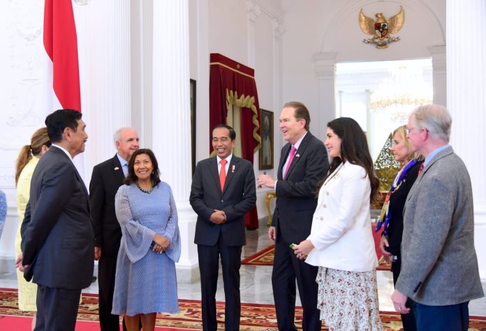 Presiden Jokowi saat menerima kunjungan delapan anggota kongres Amerika Serikat, Rabu (03/05/2023), di Istana Merdeka, Jakarta. (Foto: BPMI Setpres/Muchlis Jr)