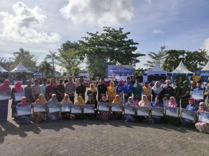 Wali Kota Tanjungpinang, Rahma berfoto bersama dalam rangka peringatan Hari Pendidikan Nasional (Hardiknas) tahun 2023 di Lapangan Pamedan Ahmad Yani, Tanjungpinang, Kepulauan Riau, Selasa (2/5) F, Diskominfo Tanjungpinang