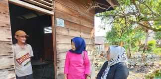 Kunjungi Rumah ke Rumah, Wagub Marlin Blusukan di Baran, sambil Beri Bantuan untuk Kaum Duafa Wakil Gubernur Kepulauan Riau Hj Marlin Agustina dalam kunjungannya ke Kabupaten Tanjungbalai Karimun menyempatkan bersilaturahmi sambil berbagi dengan warga yang membutuhkan, Minggu (14/5) F,Diskominfo Kepri