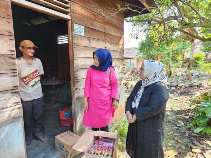 Wakil Gubernur Kepulauan Riau Hj Marlin Agustina dalam kunjungannya ke Kabupaten Tanjungbalai Karimun menyempatkan bersilaturahmi sambil berbagi dengan warga yang membutuhkan, Minggu (14/5) F,Diskominfo Kepri