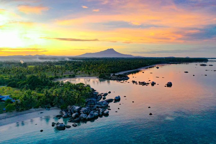Pantai Batu Kasah berada di Desa Cemaga Tengah Kecamatan Bunguran Selatan, Kabupaten Natuna, Provinsi Kepulauan Riau (Kepri), Indonesia. Tempat ini merupakan salah satu Kawasan Strategis Pariwisata Provinsi Kepri F,Pemkab Natuna