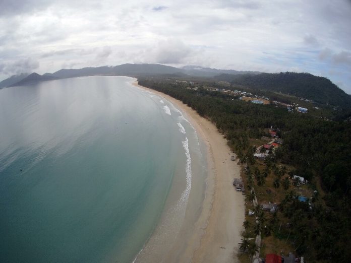 Pantai Padang Melang yang terletak di Letung, Jemaja, Kabupaten Kepulauan Anambas merupakan pantai satu-satunya terpanjang di Anambas. Pantai ini sangat indah dan memiliki pasir yang lembut F,tempatwisata