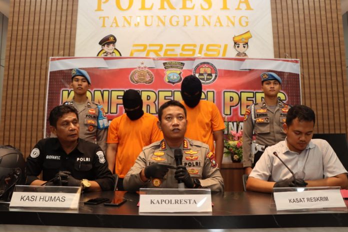 Jatanras Sat Reskrim Polresta Tanjungpinang berhasil meringkus pelaku kasus tindak pidana pencurian dengan kekerasan. Hal itu disampaikan Kapolresta Tanjungpinang Kombes Pol H. Ompusunggu, saat konferensi pers di Mapolresta Tanjungpinang, Jumat (12/05) F,Polresta Tanjungpinang