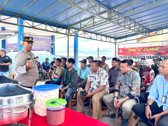 Polsek KKP Polresta Tanjungpinang bersilaturahmi dengan buruh Pelabuhan Kuala Riau/Pelantar II Kota Tanjungpinang dalam program 