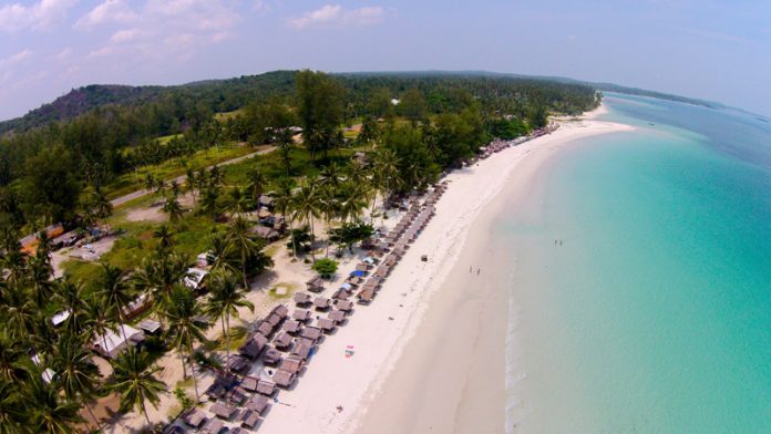 Pantai Pelawan berada di Desa Pangke Barat, Kecamatan Meral Barat, Kabupaten Karimun Provinsi Kepri. Pantai indah ini menjadi kawasan strategis pariwisata di Karimun F, tempat wisata