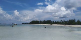 Pantai Dugong Mampu Membuat Betah Pengunjung Dengan Hamparan Pasir yang Indah dan Pantai yang Bersih Keindahan pantai di Malang Rapat menjadikan daerah itu menjadi kawasan strategis pariwisata yang banyak dikunjungi F,BI