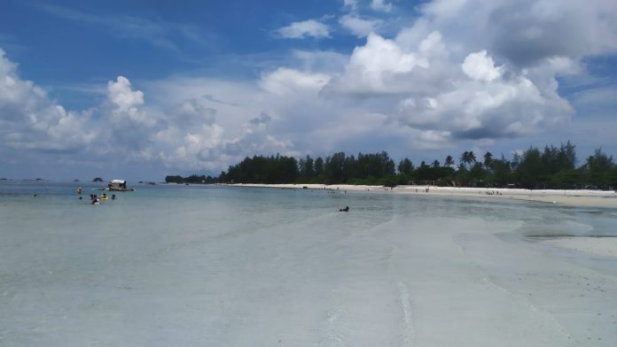Keindahan pantai di Malang Rapat menjadikan daerah itu menjadi kawasan strategis pariwisata yang banyak dikunjungi F,BI
