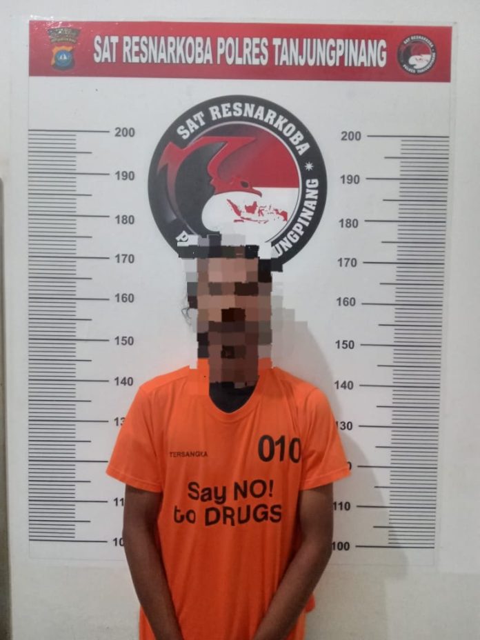 Polresta Tanjungpinang menangkap seorang laki laki tindak kriminal narkotika jenis sabu di Kantor cabang Lion Parcel, Kamis (11/05) F,Polresta Tanjungpinang