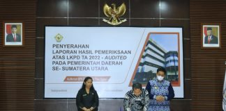 Pemerintah Kabupaten Samosir Raih WTP Enam Kali Berturut-turut Kepala BPK RI Perwakilan Sumatera Utara Eydu Oktain Panjaitan,menyerahkan langsung hasil WTP tersebut kepada kepada Bupati Samosir Vandiko T Gultom di Auditorium Badan Pemeriksa Keuangan (BPK) RI Perwakilan Sumatera Utara, Medan, Selasa (9/5) F,Diskominfo Samosir