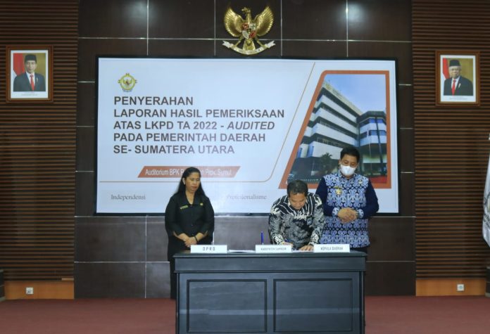 Kepala BPK RI Perwakilan Sumatera Utara Eydu Oktain Panjaitan,menyerahkan langsung hasil WTP tersebut kepada kepada Bupati Samosir Vandiko T Gultom di Auditorium Badan Pemeriksa Keuangan (BPK) RI Perwakilan Sumatera Utara, Medan, Selasa (9/5) F,Diskominfo Samosir