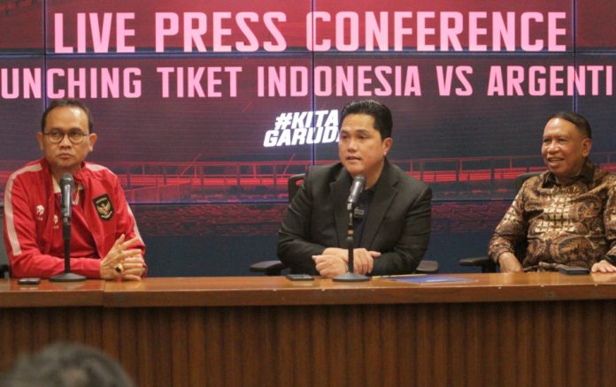 Ketua Umum PSSI Erick Thohir saat peluncuran cara pembelian tiket dalam Konferensi Pers di Ruang Press Conference, Stadion Gelora Bung Karno, Senin (29/5) F,PSSI