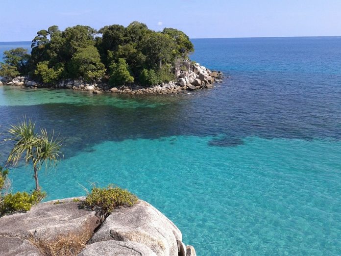 Pulau Mapur adalah salah satu desa di Kabupaten Bintan, Provinsi Kepulauan Riau. Tepatnya berada di Kecamatan Bintan Pesisir yang keindahan alam dari darat hingga dasar laut, masih sangat terjaga kemolekannya, f, triptrus