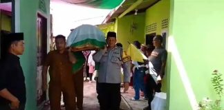 Tidak hanya Jaga Keamanan, Anggota Bhabinkamtibmas ini Turut Tandu Warga Binaannya yang Meninggal ke Pemakaman Anggota Bhabinkamtibmas Kelurahan Tanjung Unggat, Polsek Bukit Bestari Polresta Tanjungpinang, Aiptu Razmudi turut serta melayat dan mengawal jenazah salah satu warga binaannya bernama Tengku Bakri Bin Tengku Jakfar, Rabu (14/06) F,Polresta Tanjungpinang