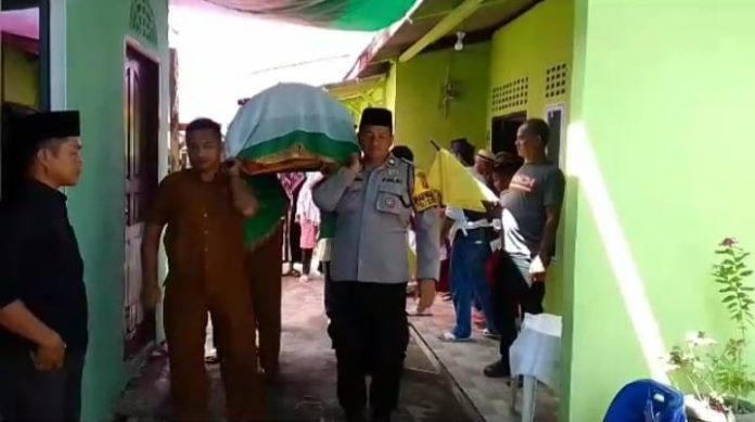 Anggota Bhabinkamtibmas Kelurahan Tanjung Unggat, Polsek Bukit Bestari Polresta Tanjungpinang, Aiptu Razmudi turut serta melayat dan mengawal jenazah salah satu warga binaannya bernama Tengku Bakri Bin Tengku Jakfar, Rabu (14/06) F,Polresta Tanjungpinang