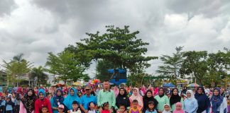 Kegiatan Tutup Tahun, Sekdako Tanjungpinang Senam Bersama Anak-anak TK se Tanjungpinang Sekretaris Daerah Kota (Sekdako) Tanjungpinang Zulhidayat mengikuti senam bersama dengan anak-anak TK se-Kota Tanjungpinang di lapangan Pamedan Ahmad Yani, Selasa (6/6) F,Pemko Tanjungpinang