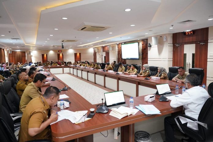 Sekretaris Daerah Kota Batam, Jefridin, memimpin jalannya rapat evaluasi hasil verifikasi dan validasi data P3KE (Percepatan Penghapusan Kemiskinan Ekstrem) bersama seluruh Lurah se-Kota Batam di Ruang Rapat Hang Nadim lantai. IV, Selasa (6/6) F,Pemko Batam