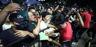 Kehadiran timnas Indonesia dan Palestina mendapat sambutan antusias dari warga dan Pemerintah Kota Surabaya. Kedua tim disambut di Taman Surya, Minggu (11/6)