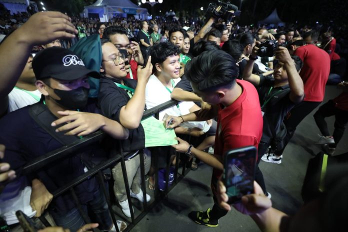 Kehadiran timnas Indonesia dan Palestina mendapat sambutan antusias dari warga dan Pemerintah Kota Surabaya. Kedua tim disambut di Taman Surya, Minggu (11/6)